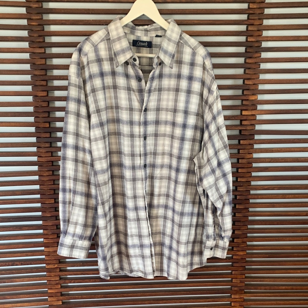 Casuals Men's Plaid Button-Down Flannel Shirt in Gray and White